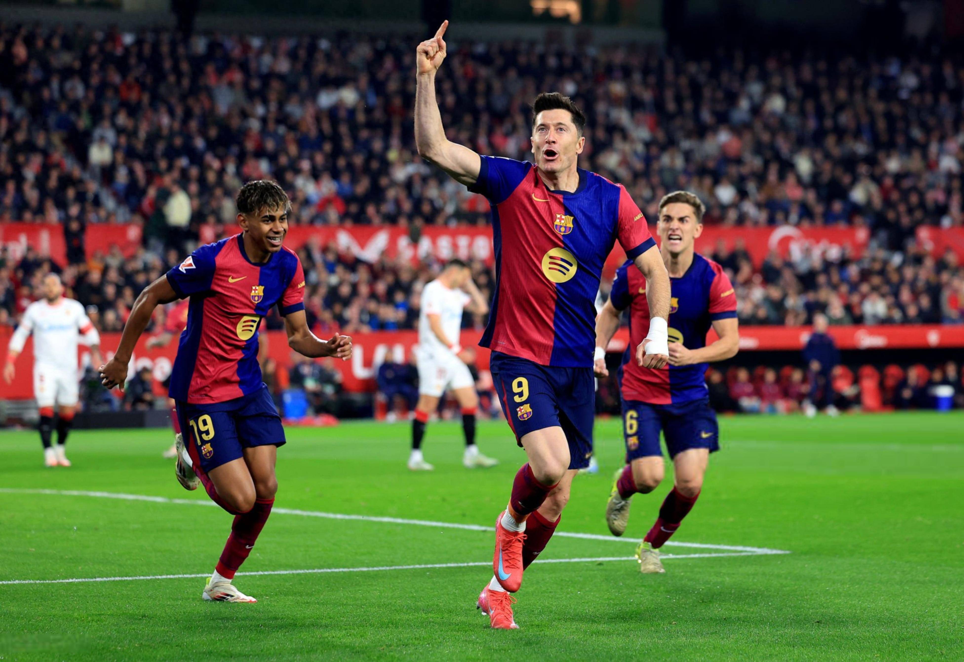 比利亚雷亚尔训练开放日;转会期强势反弹引欢呼;葡超在即;轮换策略成焦点 比利亚雷亚尔训练开放日;转会期强势反弹引欢呼;葡超在即;轮换策略成焦点